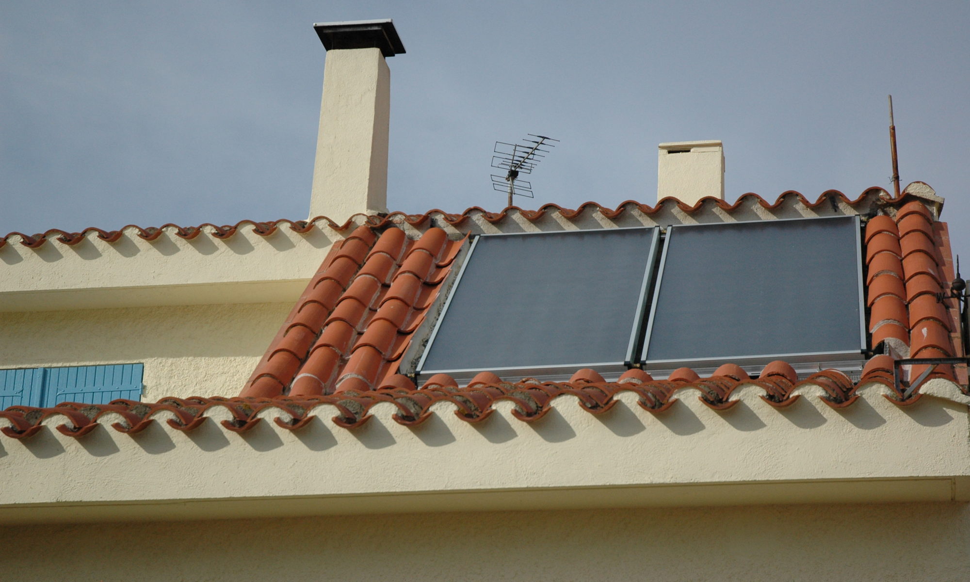 Panneaux solaires thermiques sur le toit.