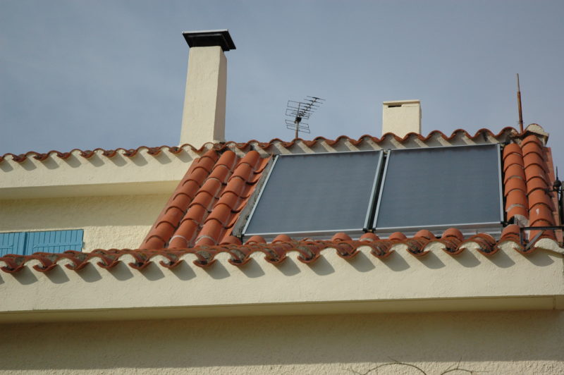 Panneaux solaires thermiques sur le toit.